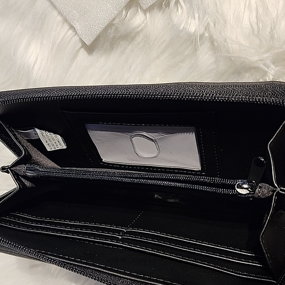 Nine West  Wallet NWT will hold lots of credit crads - Picture 8 of 11